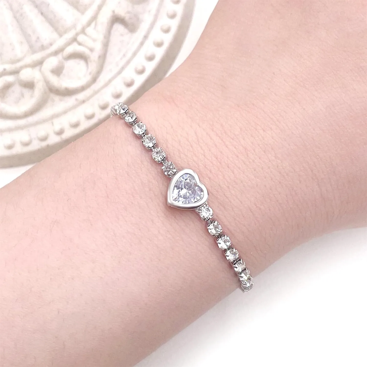 Adjustable Women's Tennis Bracelet with Sparkling Cubic Zirconia, Light Luxury Heart Shaped Charm Stretching Jewelry for Wife Mom and friend