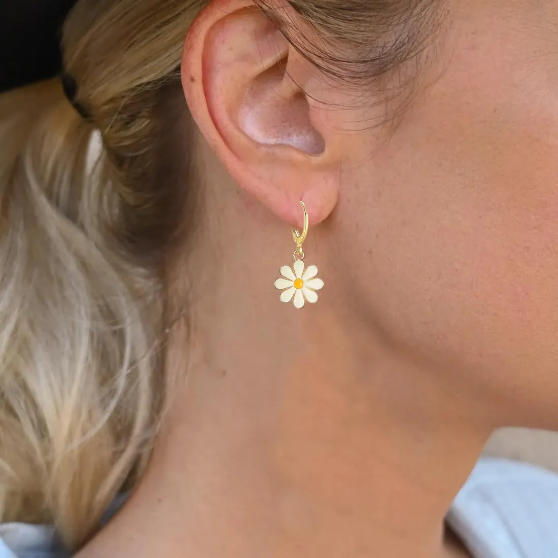 Daisy Huggie Hoop Earrings for Women Flower Dangle Drop Earrings Hypoallergenic Cute Sunflower Jewelry Gifts White Hot Pink Yellow Black Blue