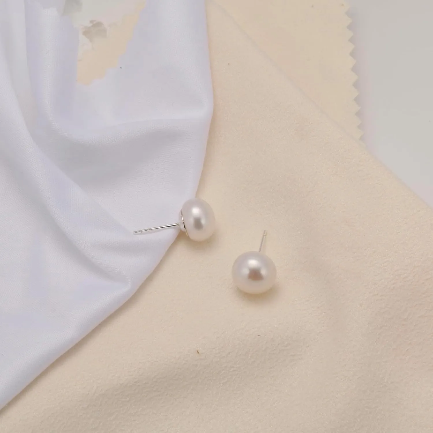 Pearl Stud Earrings for Women 10mm Pearl Stud Earring 18K White Gold Plated Sterling Silver Post Hypoallergenic White Pearl Earrings for Women