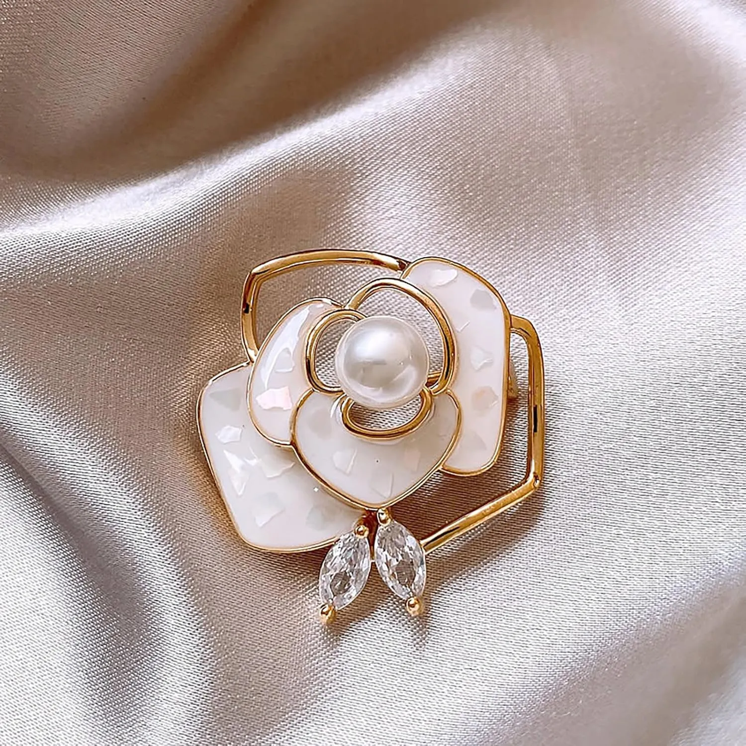 Rhinestone Flower Brooch 18K Gold Plated Flower Floral Brooch Elegant Pearl Lapel Pin Costume Jewelry Thanksgiving Day Birthday Wedding Gifts for Mom Wife