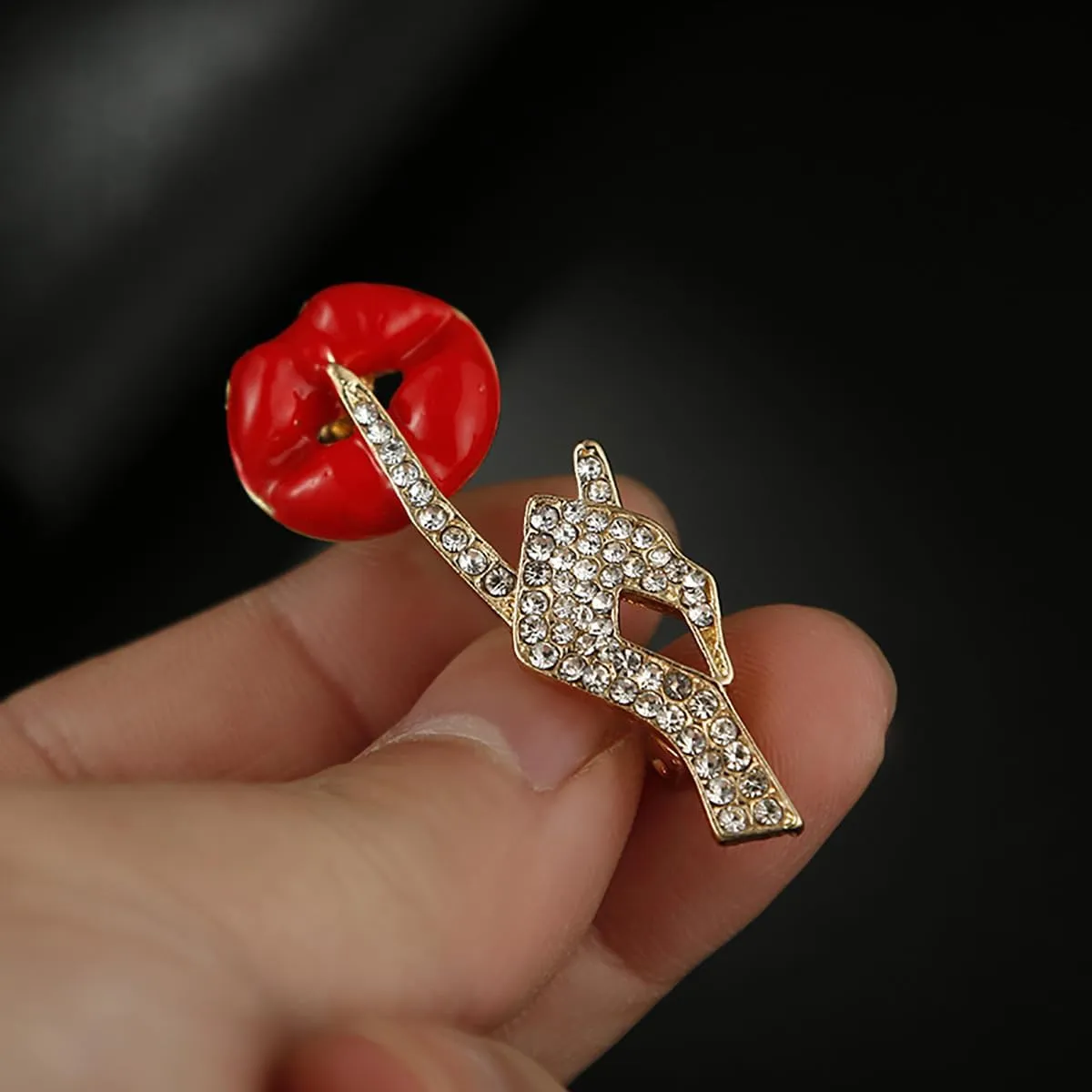 Sexy Red Lips Brooch for Women Rhinestone Lips Shape Brooch Pin Crystal Quiet Gestures Brooches Lapel Pins Elegant Clothing Hat Bag Accessories Christmas Birthday Party Valetine's Day Costume Jewelry