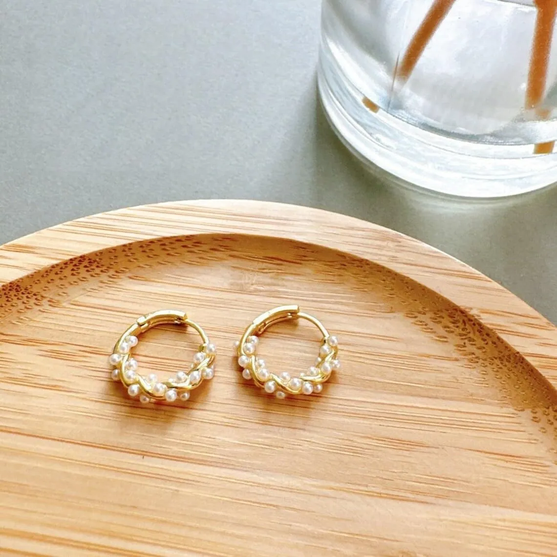 Small Pearl Hoop Earrings for Women, Twisted Huggie Hoop Earrings with Tiny Pearls Chain Link Earing Hypoallergenic Jewelry 16mm
