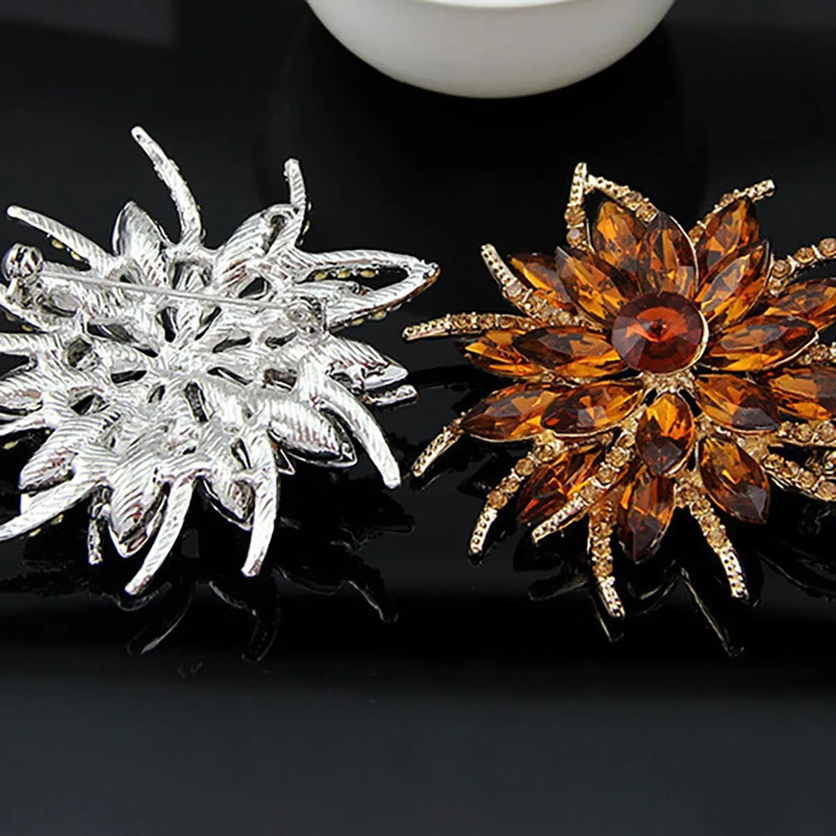 Sparkling Crystal Flower Brooch Pins for Women Dainty Rhinestone Flower Shape Brooch Pin Suit Scarf Hats Decoration Wedding Jewelry