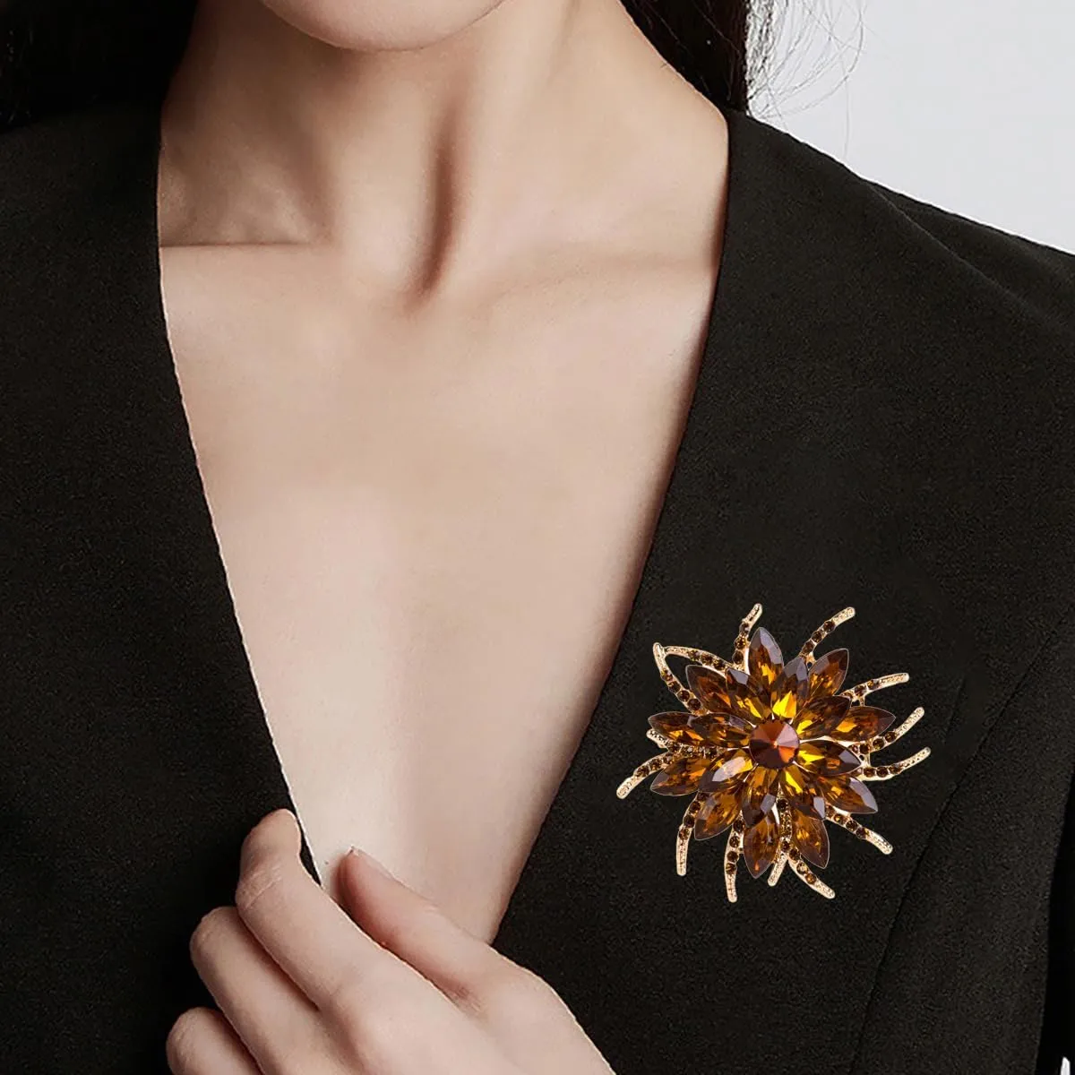 Sparkling Crystal Flower Brooch Pins for Women Dainty Rhinestone Flower Shape Brooch Pin Suit Scarf Hats Decoration Wedding Jewelry